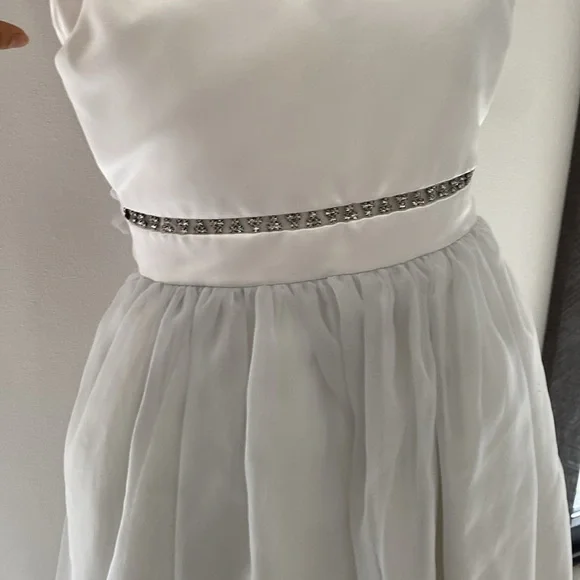 JOAN CALABRESEElegant White Sleeveless Gown